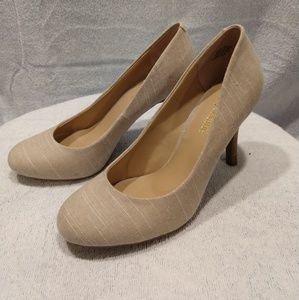Rounded toe, tan pumps